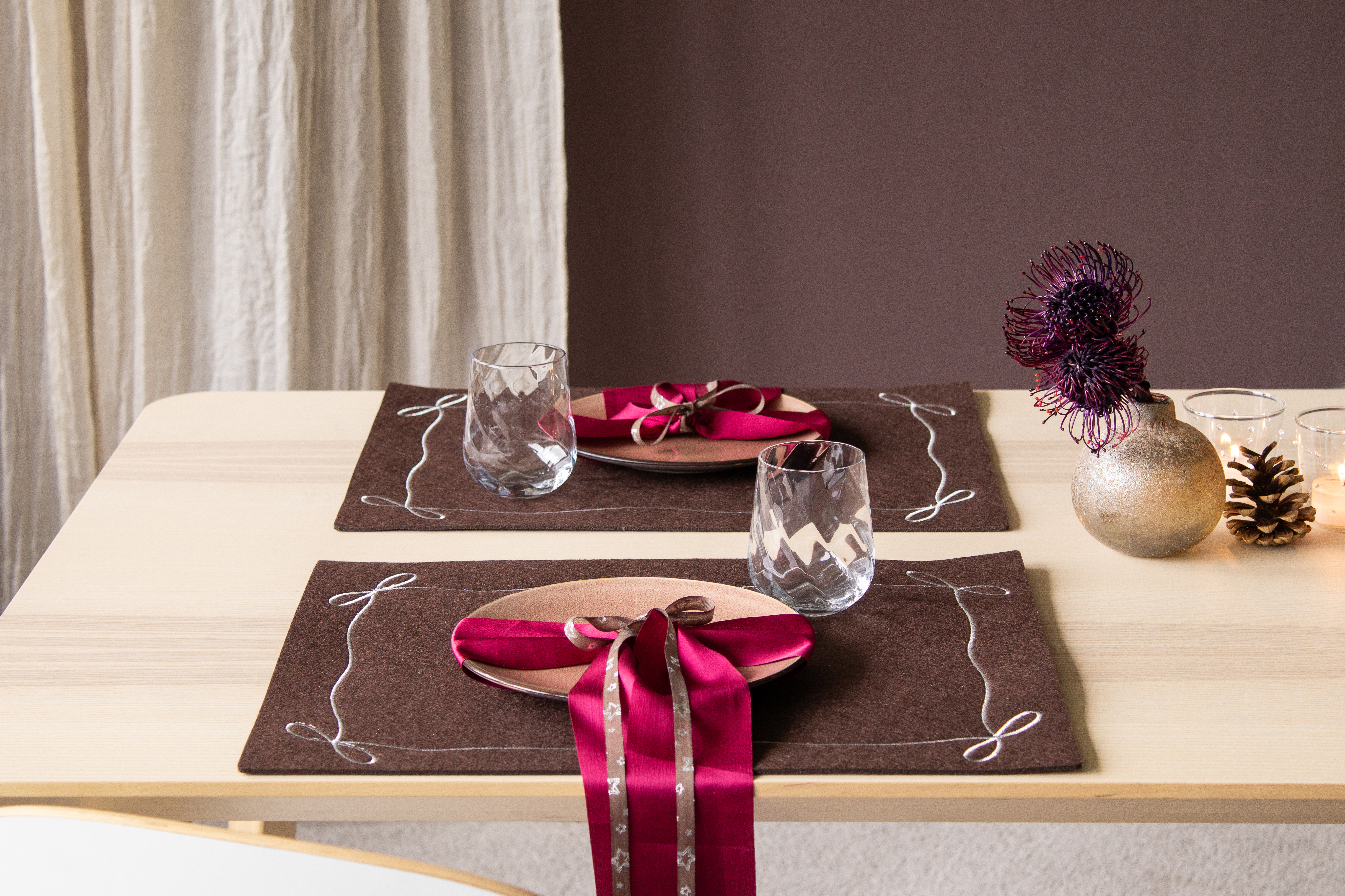 Weihnachtliche Tischdeko mit Tischläufern, Stoffen und festlichen Details